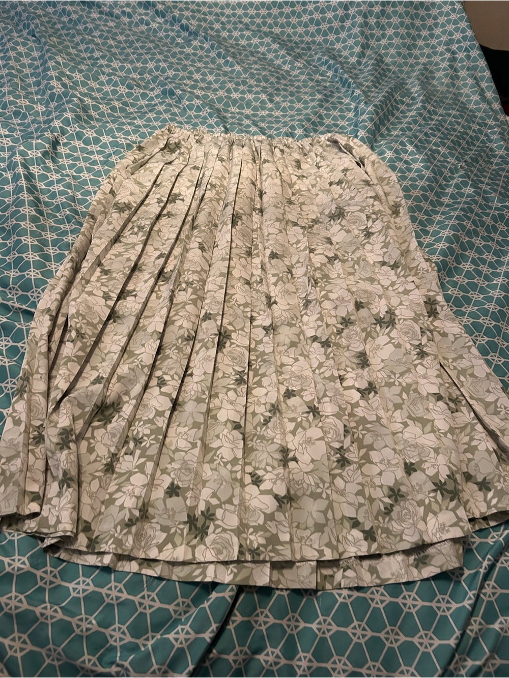 Leslie Fay Olive Green and White Pleated Floral Midi Skirt